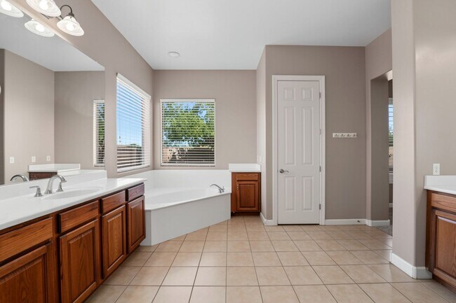 Building Photo - Welcome to this inviting Phoenix Rental - Available!