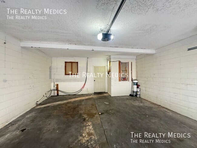 Building Photo - 1102 Egan Dr