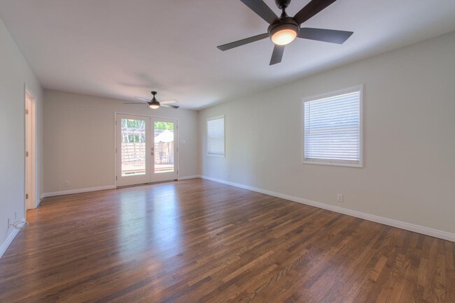 Building Photo - Picture perfect home in Toluca Woods!