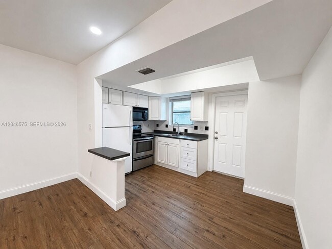 Building Photo - 117 NE 30th Ct