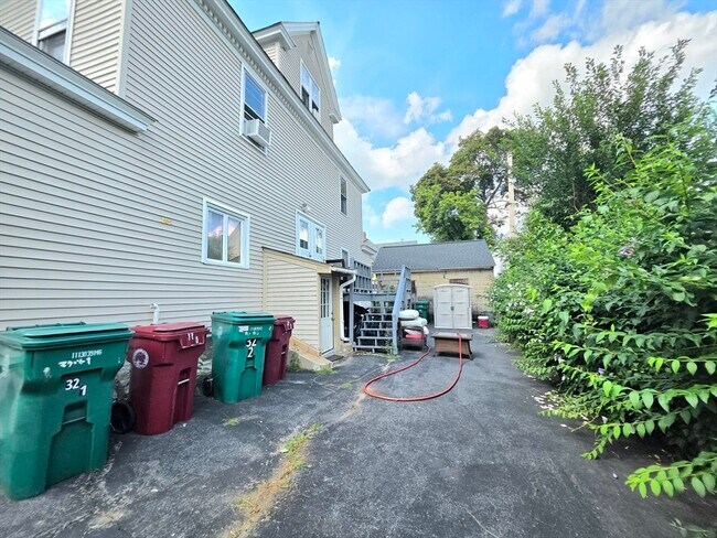 Building Photo - 32 Burtt St