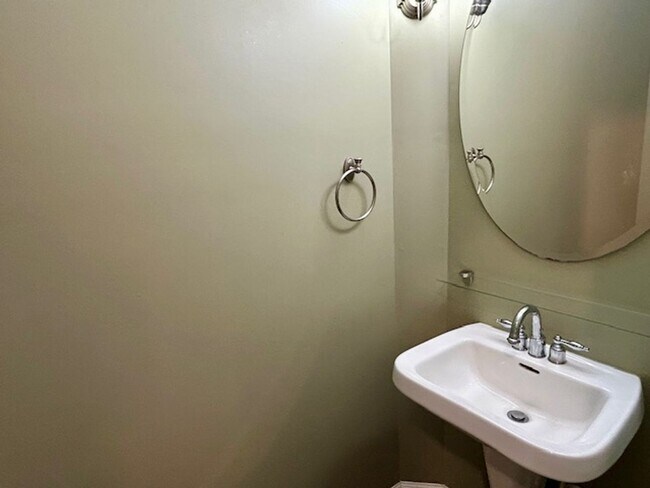Building Photo - Beautiful 2 Story, 4 Bedroom, with a Full ...