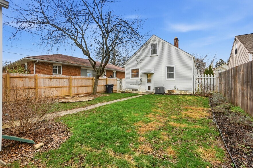 Building Photo - 2695 Bellwood Ave