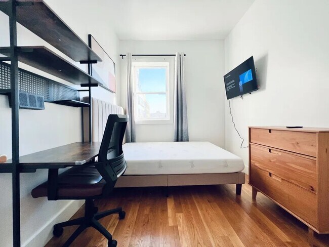 Building Photo - Furnished room/NOT APARTMENT