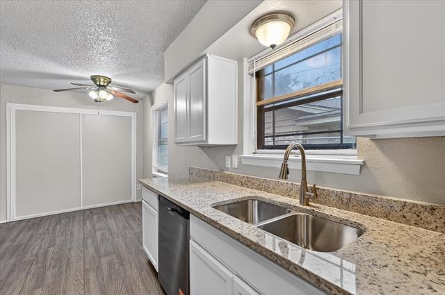 Building Photo - 10517 Castlerock Dr