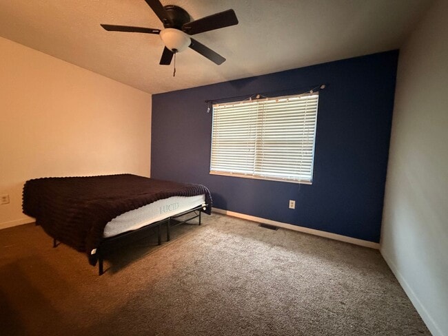 Building Photo - Great 3 bed 2.5 Bath on South Side of Bloomington!