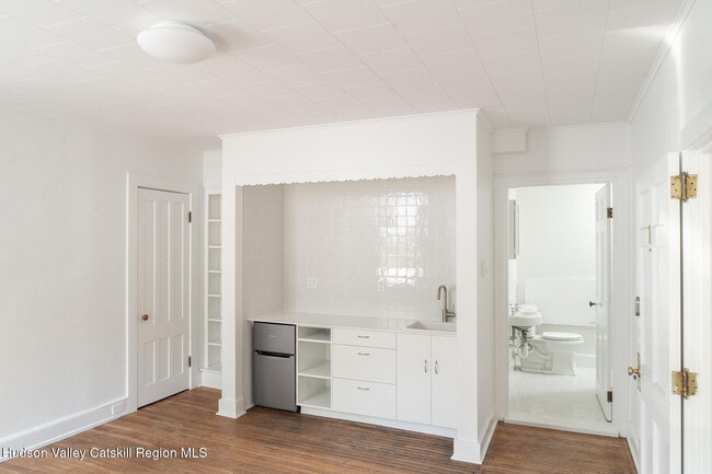 Building Photo - 267 Main St