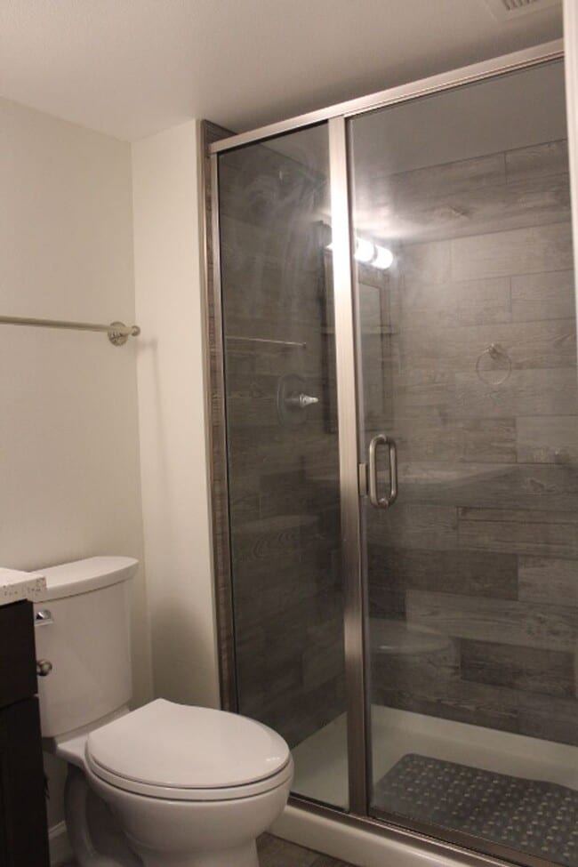 Building Photo - Gorgeous 2 Story End Unit in Lakewood!