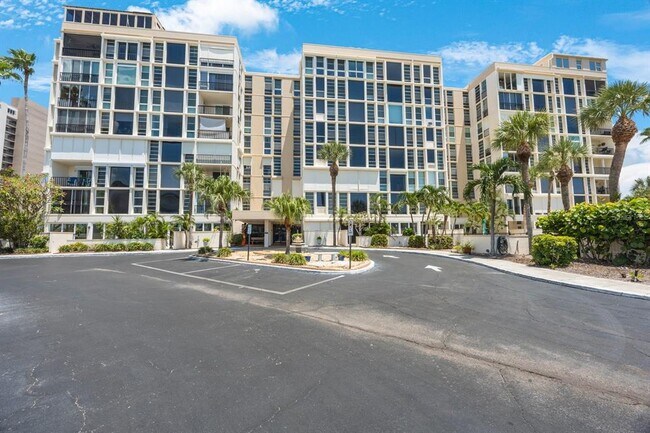 Building Photo - 7400 Sun Island Dr S