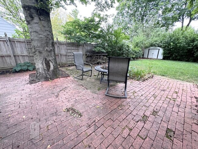 Building Photo - Two Story Home in Upper Arlington with att...