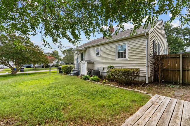 Building Photo - Charming 2-bedroom ranch.