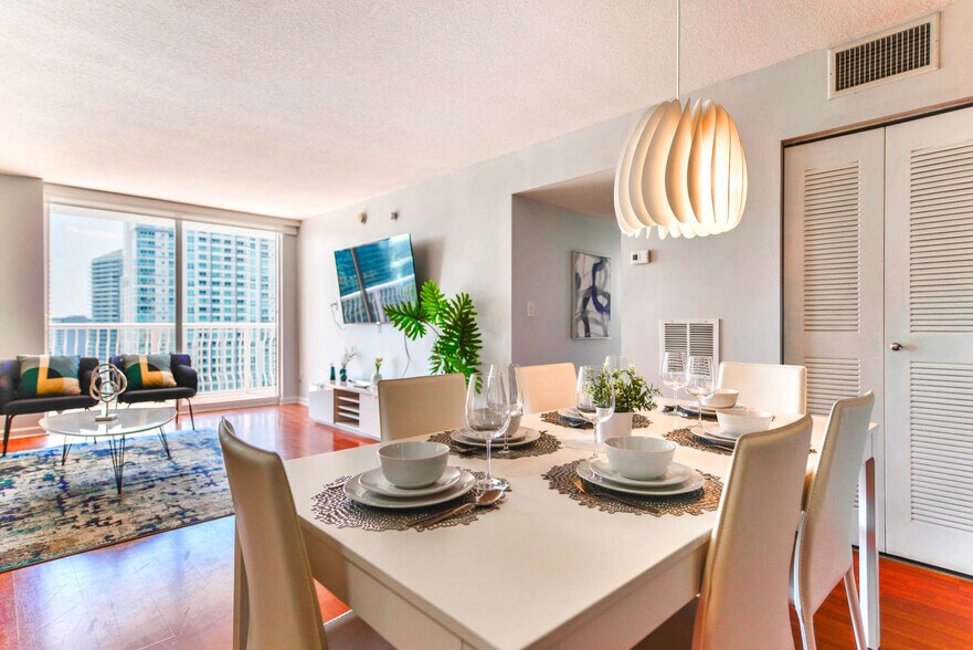 Building Photo - 1 SE 12th St