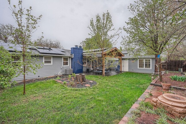 Building Photo - Beautiful 5 BDR Louisville Home/ Private Backyard