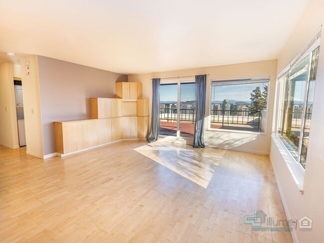Building Photo - 1-Month Rent Free! Condo Near OHSU with Huge Deck, Stunning Views and Parking