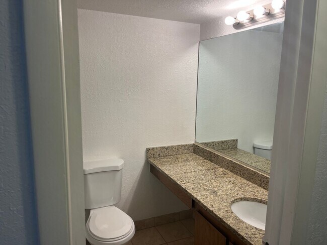 Building Photo - Bright 2 Bed 2 Bath Condo in great location!
