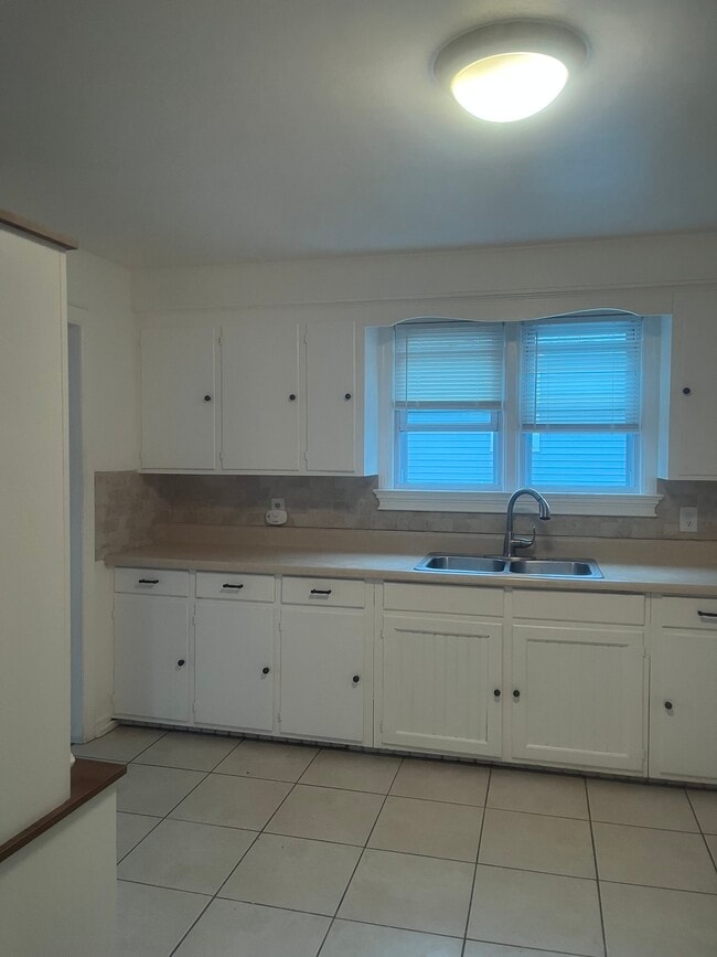 Building Photo - 136 King St