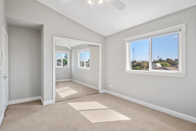 Building Photo - Spacious detached townhome available in So...