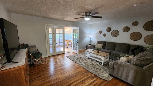 Building Photo - 700 Akard Dr
