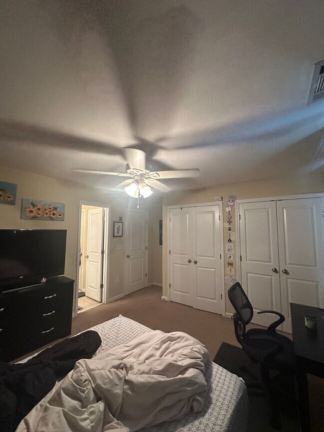 Building Photo - 2 Bedroom 2 Bathroom in gated community of the Summit