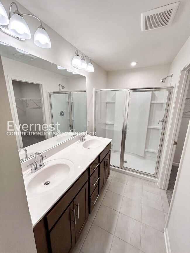 Building Photo - 3 Bed/2.5 Bath Townhome with Garage / Pet-Friendly / Available Now!