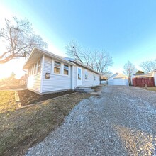 Building Photo - 2 Bedroom 1 Stall Garage East Side Home for Rent