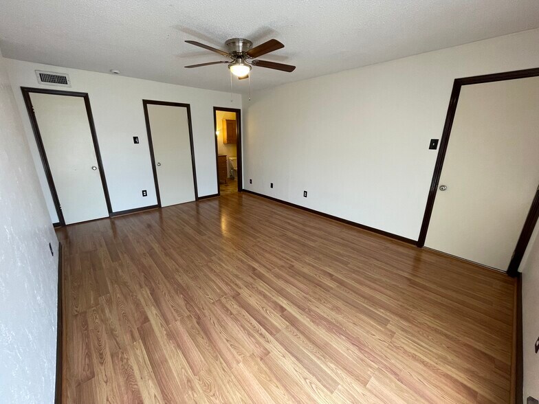 Building Photo - 5808 Sandhurst Ln
