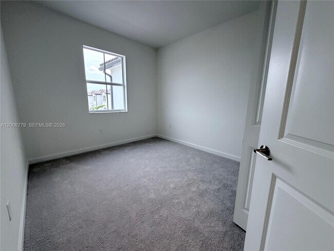 Building Photo - 2537 SE 27th Ct