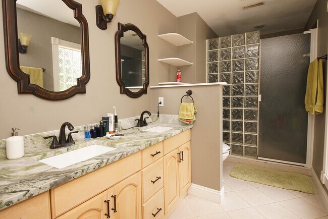 Building Photo - 574 L'Ombre Cir NE