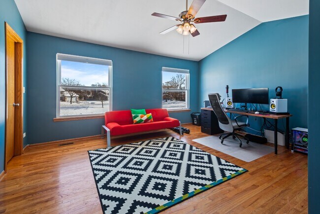 Building Photo - 4 Bed / 2.5 Bath Single-Family Home for Rent in Mundelein | Available ASAP