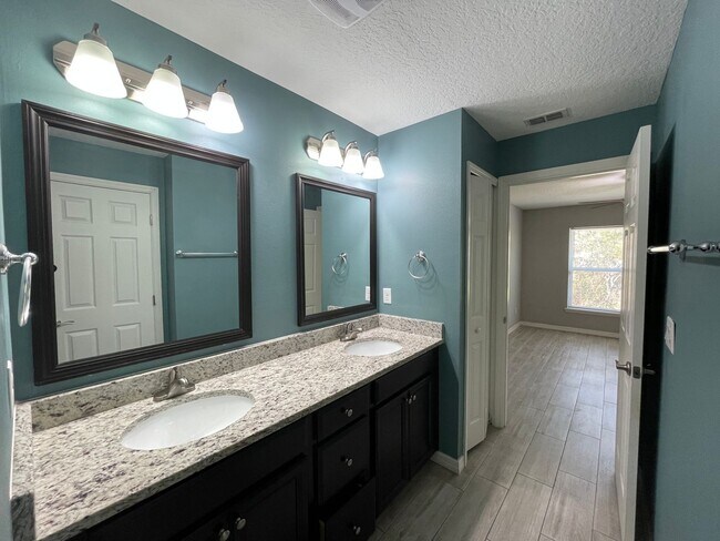 Building Photo - Modern 3-Bedroom Home with Office & Spacious Yard in Deltona Lakes!