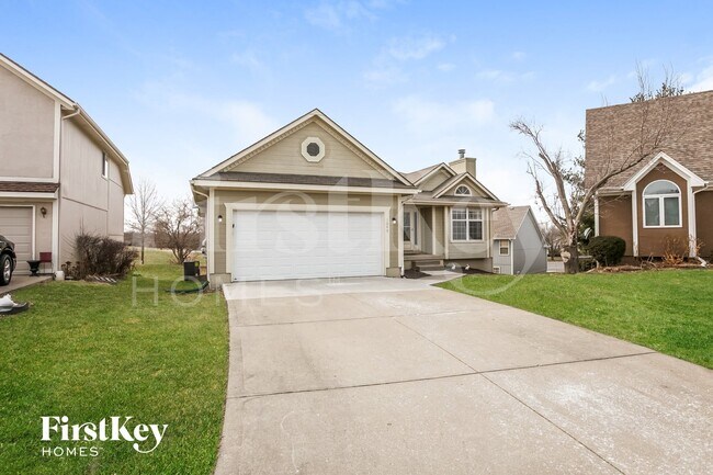 Building Photo - 1049 NE Queens Cir