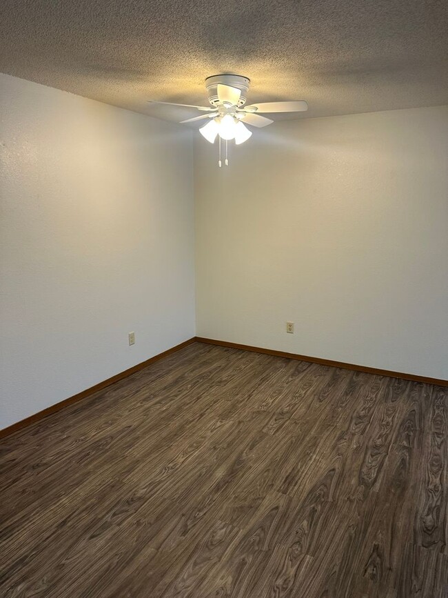 Building Photo - Two Bedroom Apartment with Breakfast Bar