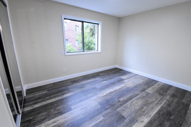 Building Photo - 1360 Brook St