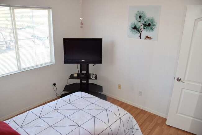 Building Photo - 8765 Country Pines Ave