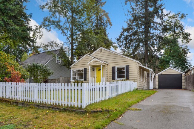 Building Photo - Classic single story house with furnished basement. Near Interurban trails and Jackson Golf course.