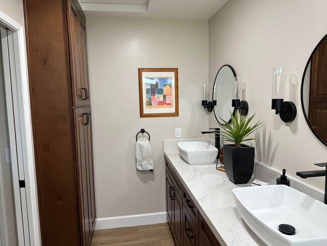 Building Photo - Fully Furnished Short Term Rental - Leisur...