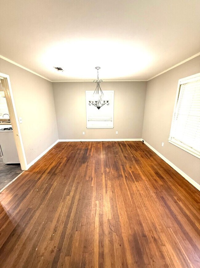 Building Photo - 454 Forest Hills Dr