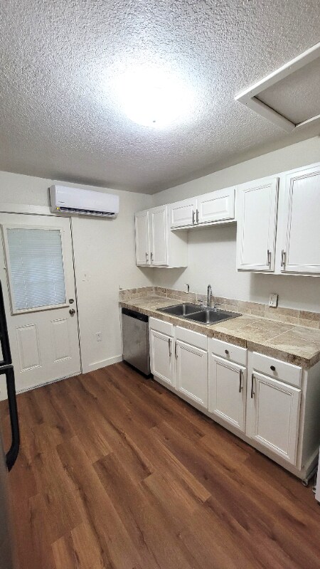 Building Photo - 2100 Hill Top Ct