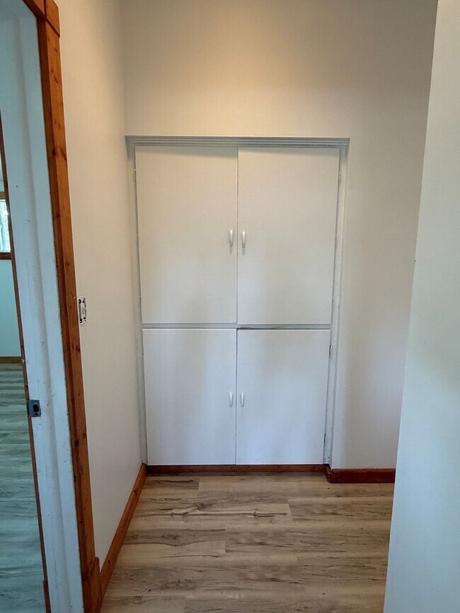 Building Photo - Fresh Interior