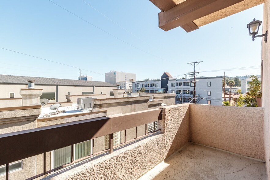 Building Photo - 14923 Moorpark St