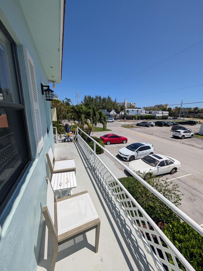 Building Photo - 381 SE 20th Ave