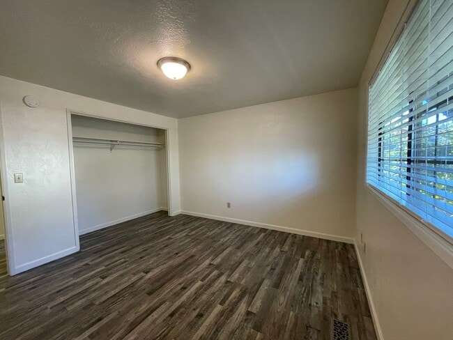 Building Photo - 3 bedroom, 2 bathroom, in East Medford