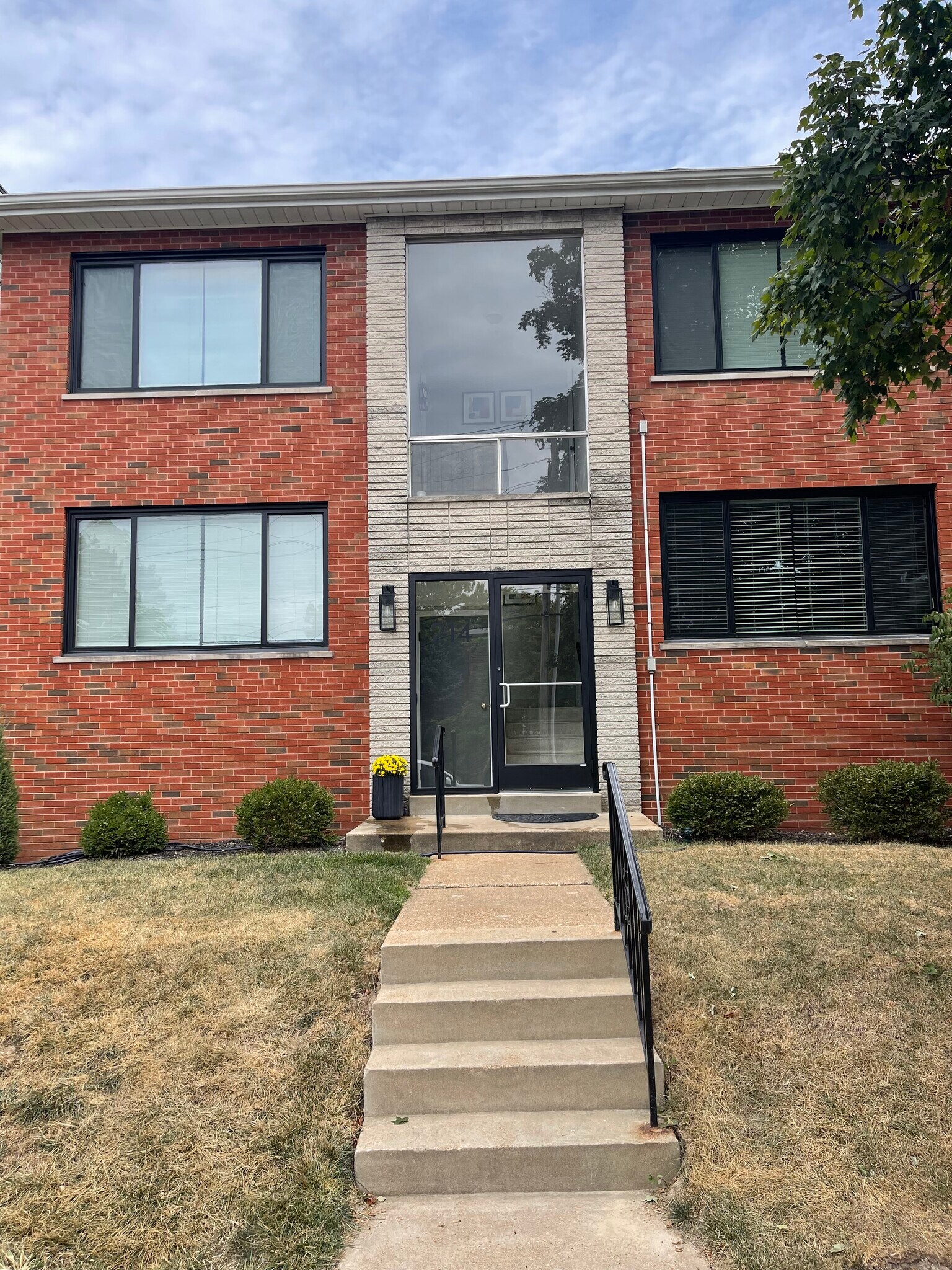 Building Photo - 216 S Clay Ave