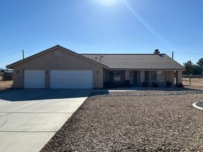 Building Photo - 3 bedroom, 2 bathroom in Apple Valley!