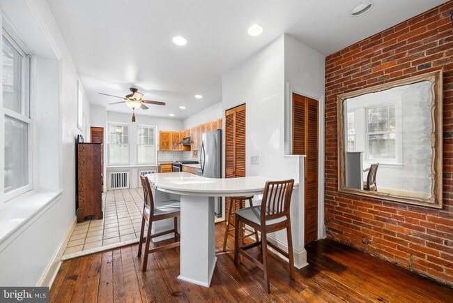 Building Photo - 705 S Warnock St