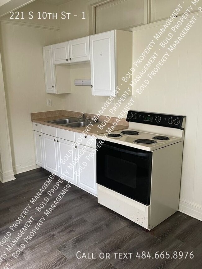 Building Photo - 221 S 10th St