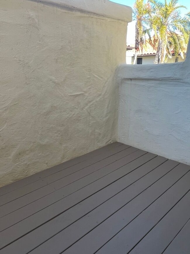 Building Photo - Meticulously maintained condo - 2 main bed...