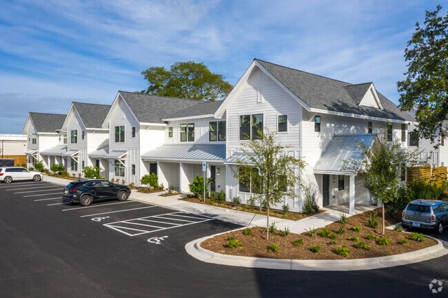 Building Photo - Arboretum Village