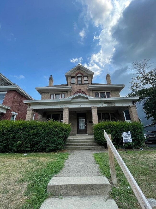 Primary Photo - Large Brick 7 bedroom home.