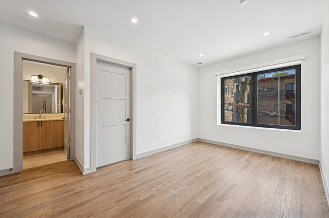 Building Photo - 1337 W Estes Ave